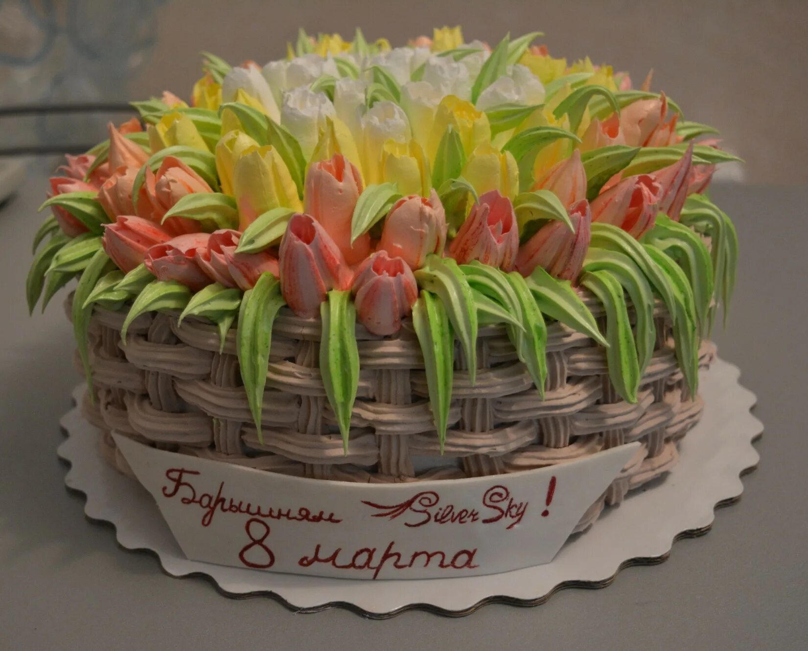 торт с тюльпанами. торт с тюльпанами. тюльпаны из бзк на торт. торт с тюльпанами. кремовое украшение торта.