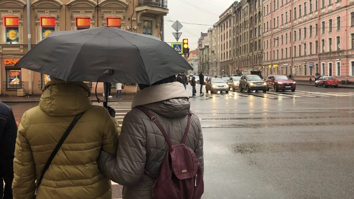 Когда придет тепло в спб. Питер в начале мая. Дождь на Невском фото. Погода в Питере.