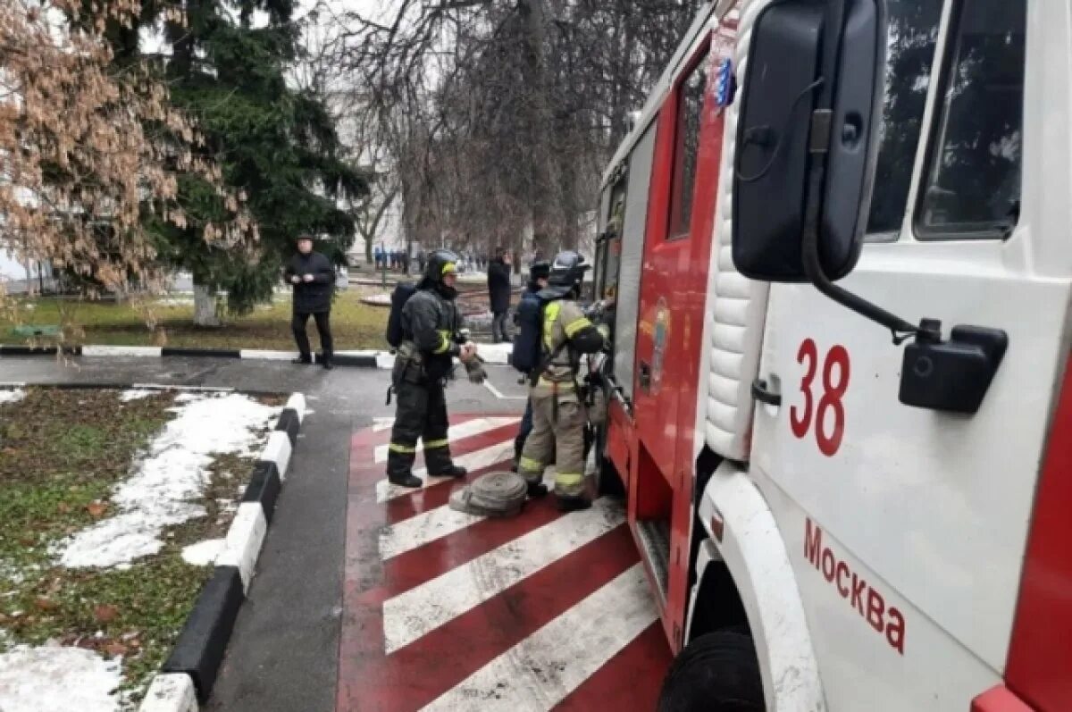 Происшествие в центре. Пожар на живописной. Пожарники в торговом центре МЧС. Минирование Москва.