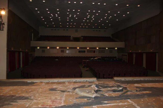 Дк нефтяник ярославль сцена. Дворец нефтяников ярославль. Дк нефтяник ярославль здание. Дворец культуры нефтяник ярославль. Дк нефтяник ярославль сцена.