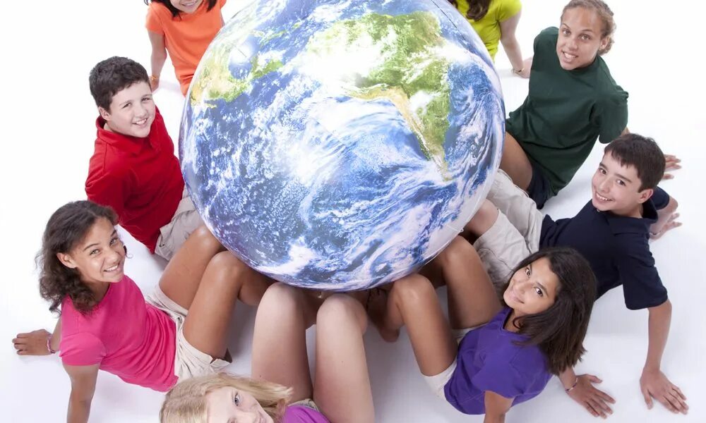 Люди земного шара. Земной шар для детей. Дети вокруг земного шара. Планеты для детей. Дети мира.
