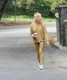 Maksim Chmerkovskiy & Peta Murgatroyd Show Some PDA (29 Photos) .