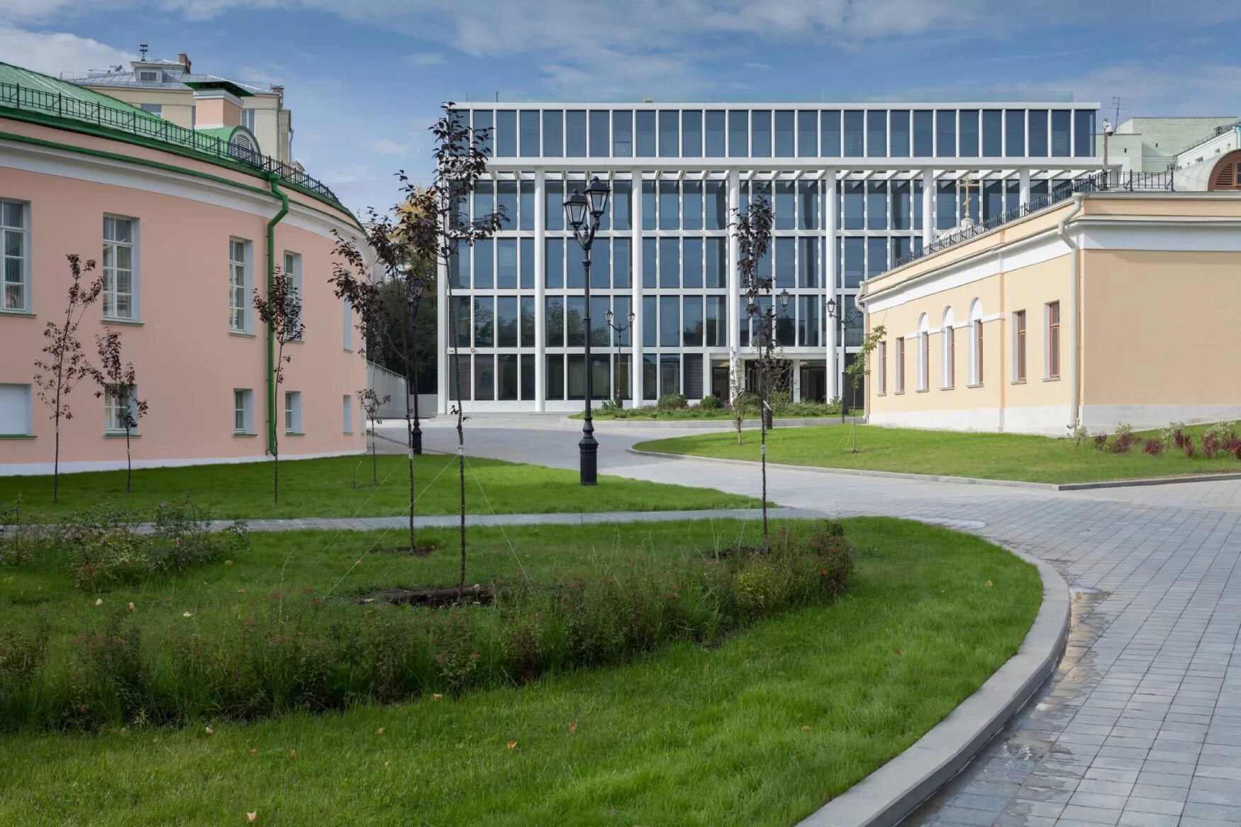 Московский проявить. Парк Мосгордумы Екатерининская больница. Мосгордума Успенский переулок. Здание Московской городской Думы на страстном бульваре. Московская городская Дума новое здание.