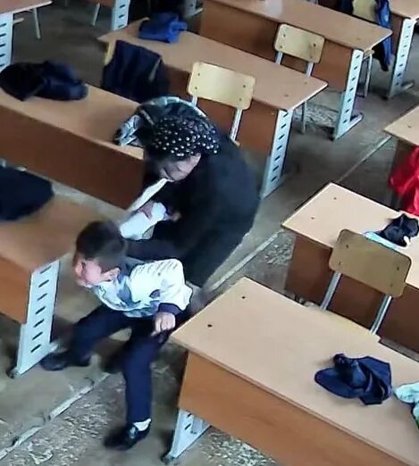 Избивание детей в коррекционной школе. Ученик избил учительницу. Учитель в Казахстане избил ученика. Ученик 483 школы избил ребенка.