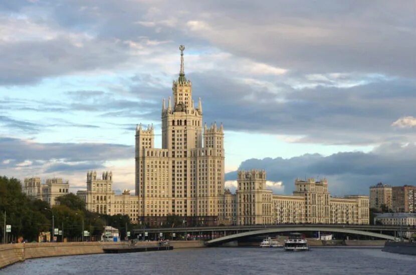 Москва слезам не верит сталинская высотка. Москва слезам не верит высотка на котельнической. Москва слезам не верит сталинская высотка. Высотка москва слезам. Г.