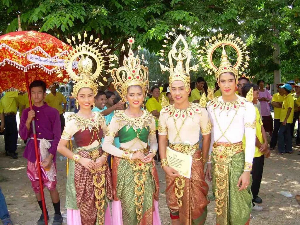 Тайцы в россии. Лаос национальный костюм. Тайский национальный костюм. Таиланд традиционная одежда. Национальная одежда Таиланда.