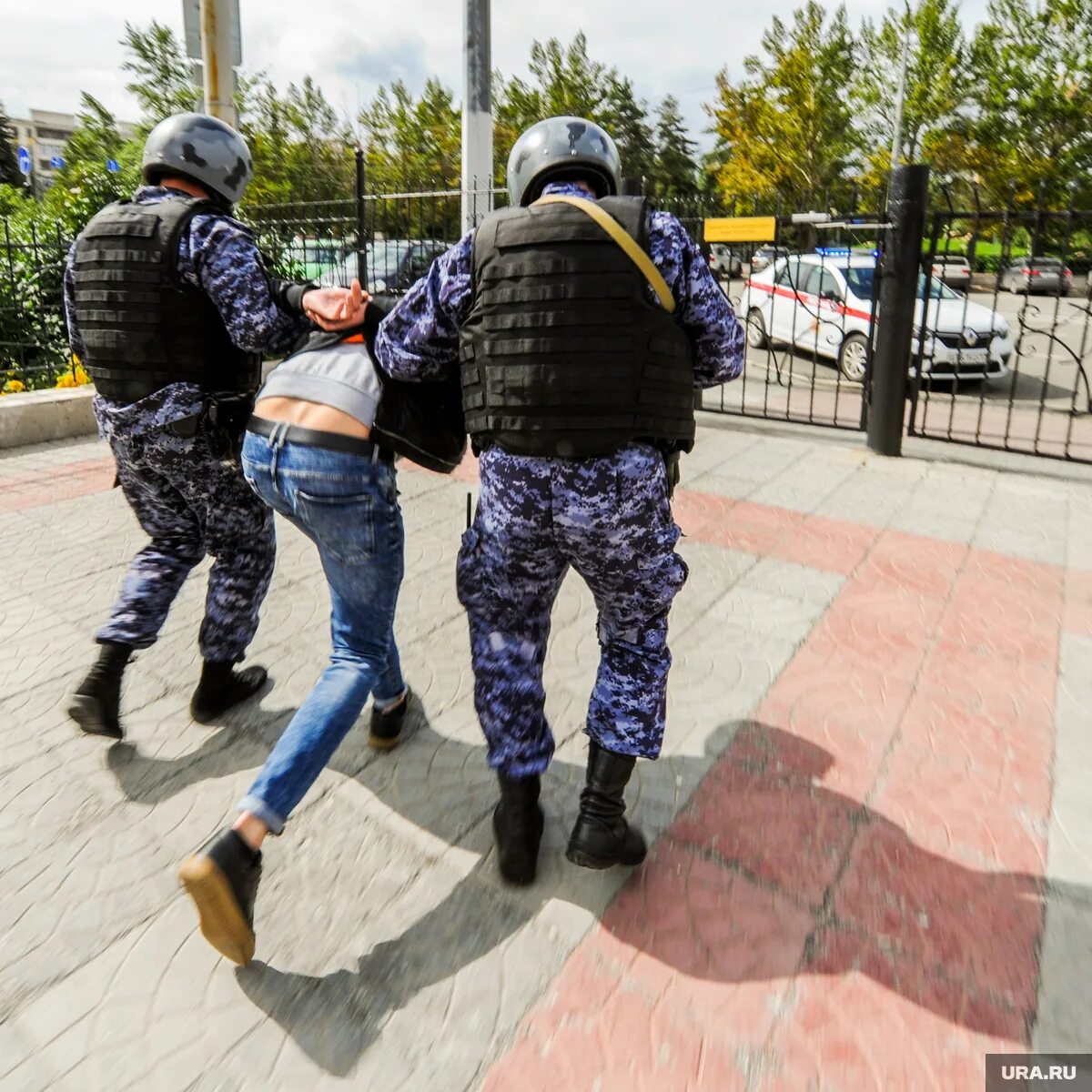 Появилось видео террористов. Задержание террористов фото. Вербовщик на улице.