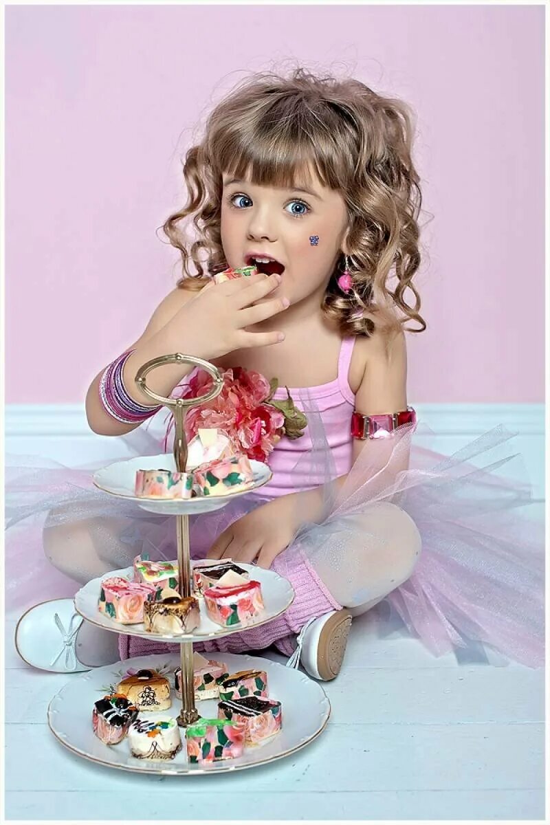 Маленький сладкоежка. Девочка со сладостями. Девушка сладкоежка. Девочка с конфетами. Фотосессия со сладостями для детей.