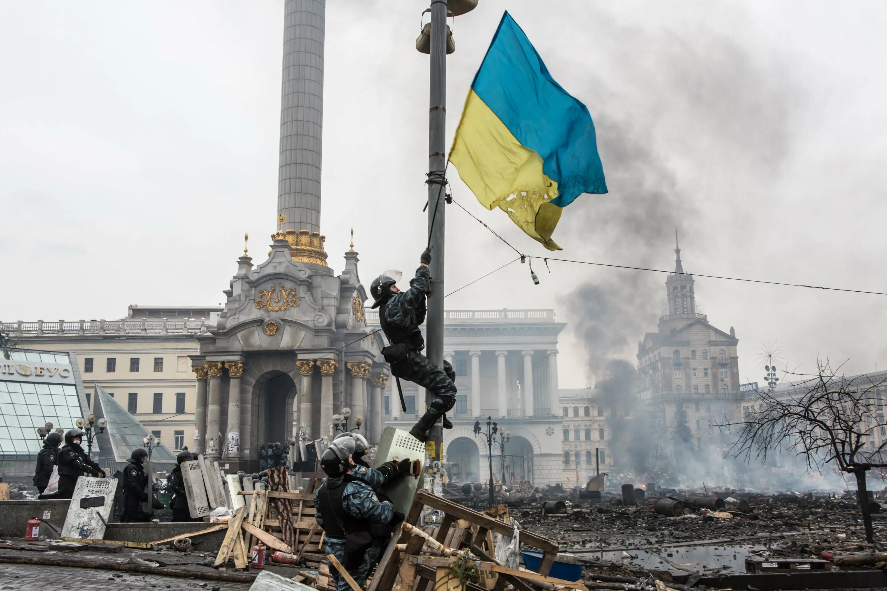 Майдан большая история. Беркут Украина Евромайдан. Майдан на Украине в 2014 Беркут. Площадь Евромайдан Беркут.