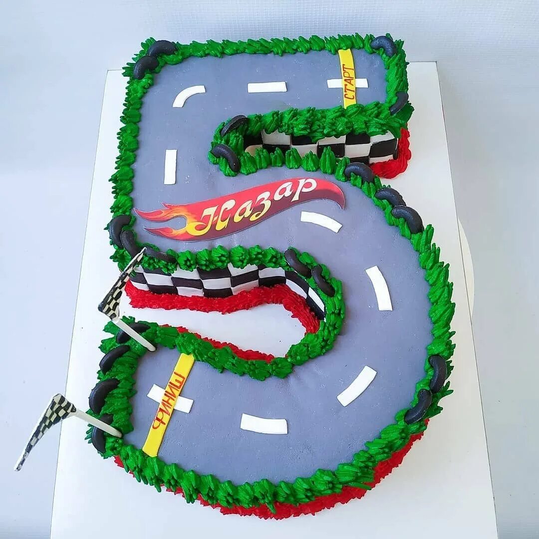 Цифры в виде дороги. Торт цифра 5. Торт гоночная трасса. Торт дорога с машинками 5 лет. Торт цифра 5 для мальчика.