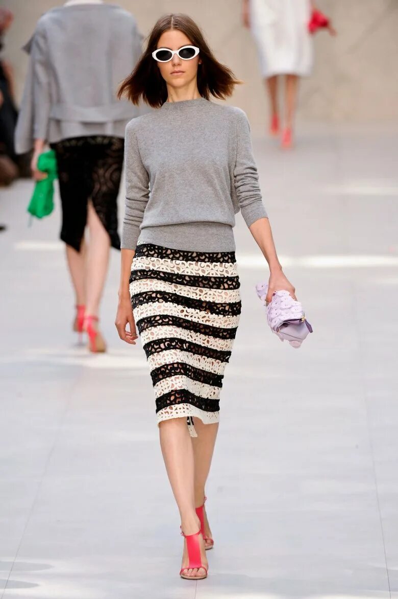 С чем носить вязаную юбку. С чем носить вязаную юбку карандаш. Теплая вязаная юбка карандаш. Юбка карандаш street style. Верх к вязаной юбке.