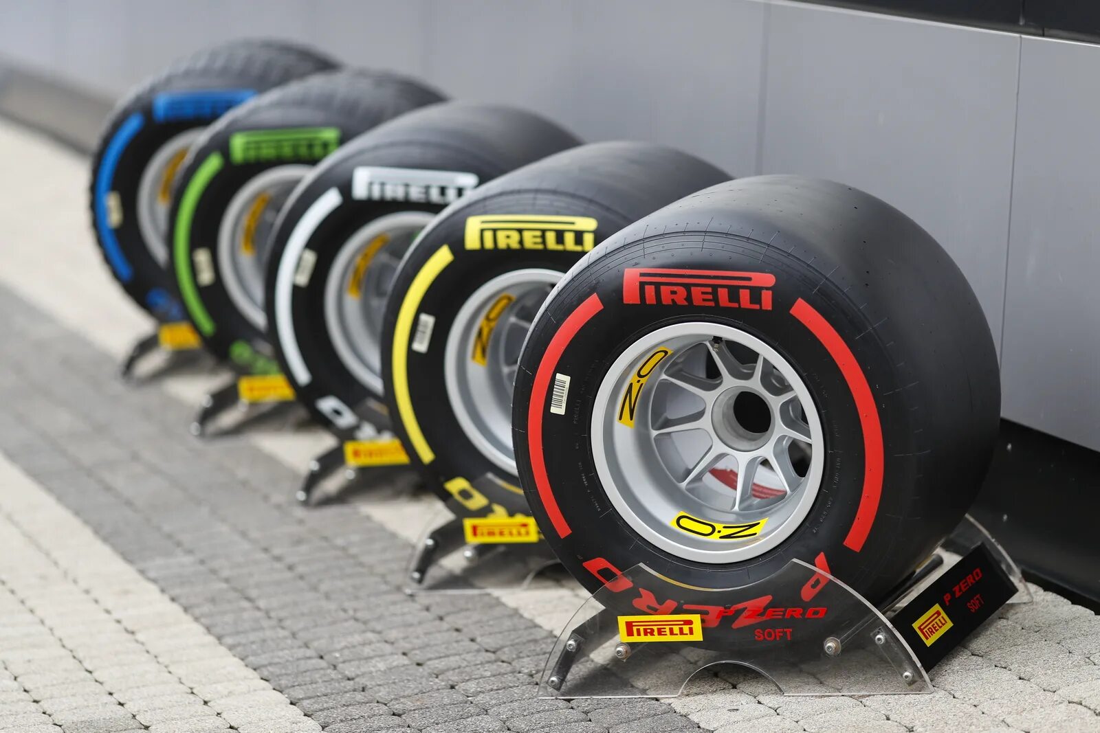F1 Pirelli Tyres 2022. Шины Пирелли формула 1. F1 Pirelli Tyres 2011. Колесо ф1 Пирелли.