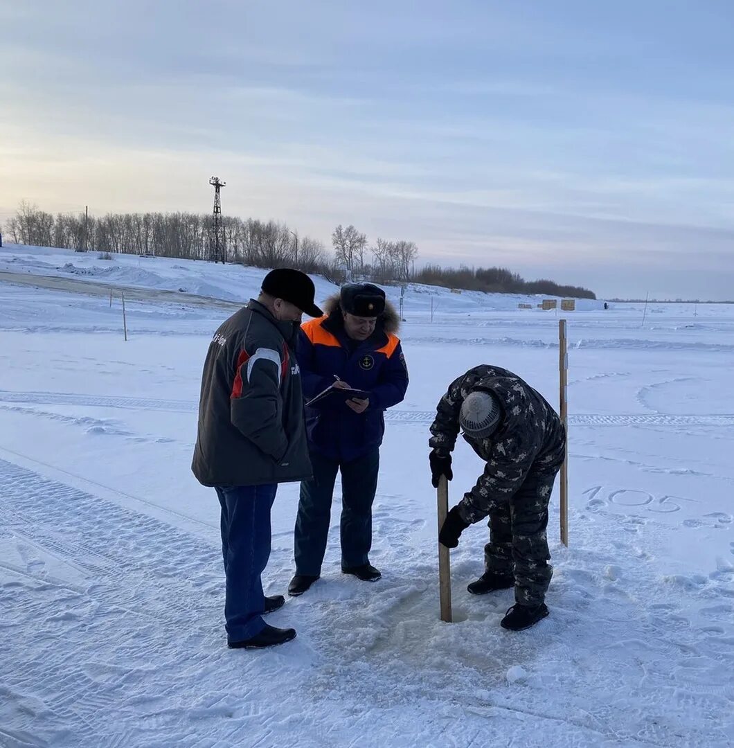 Переправа тобольск. Переправа тобольск бекерево. ледовая переправа тобольск. заливка ледовых переправ. переправа по льду.