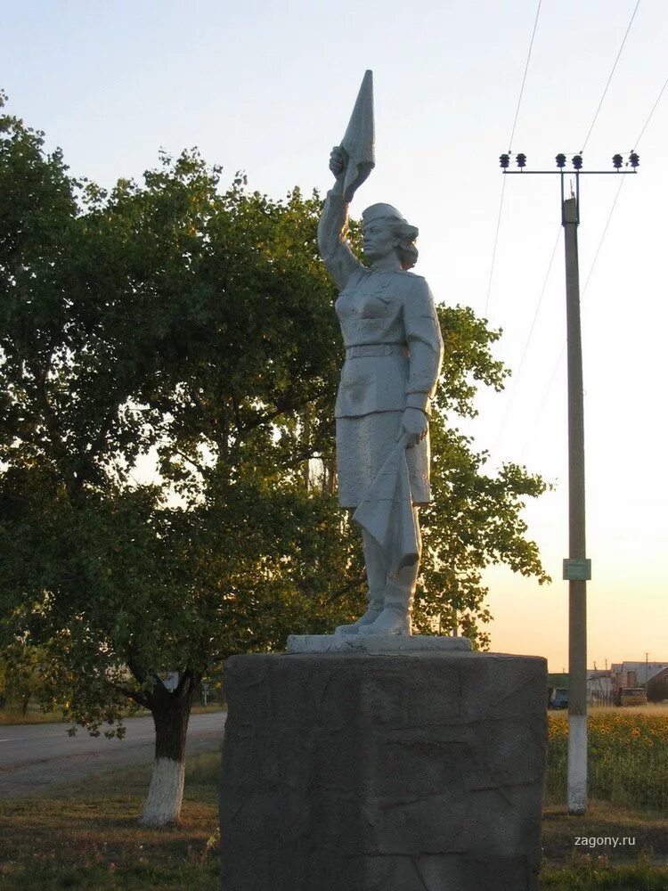 Матвеев курган комсомольская. Памятник регулировщице Матвеев Курган.