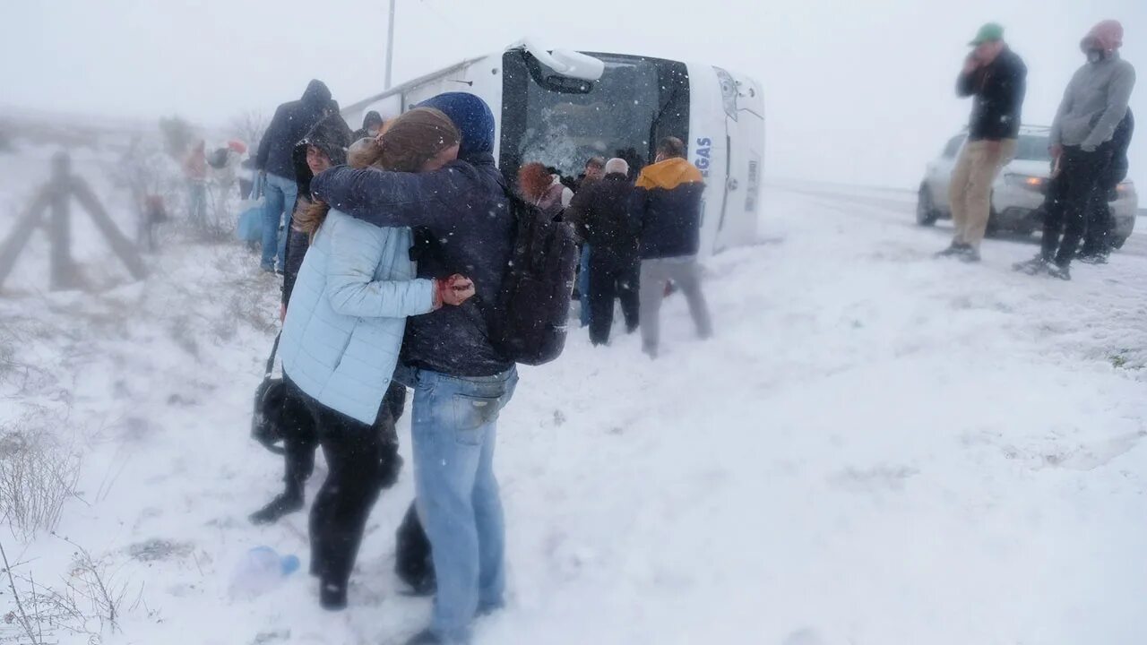 Сейчас потерпи. В Турции перевернулся автобус с туристами.