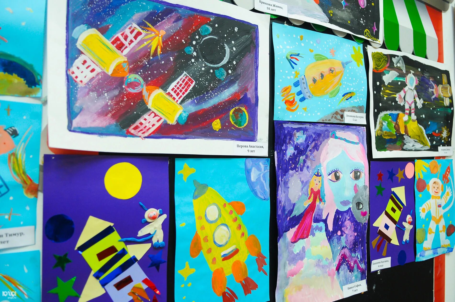 Выставка рисунков ко дню космонавтики в школе. Поделка ко Дню космонавтики. Космос глазами детей поделки.