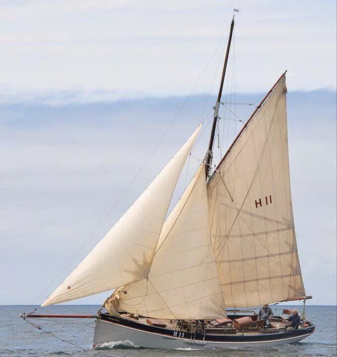 Гафельный швертбот. Латинский парус. Лодка с треугольным парусом. Стаксельная шхуна. Лодка с латинским парусом.