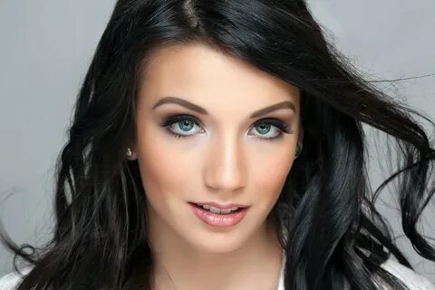Черный цвет волос голубые глаза