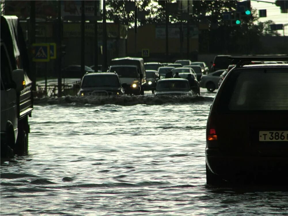 наводнение в ярославле 2021. проливной дождь в москве. вчерашний ураган в перми. ливень в череповце. ураган в москве.