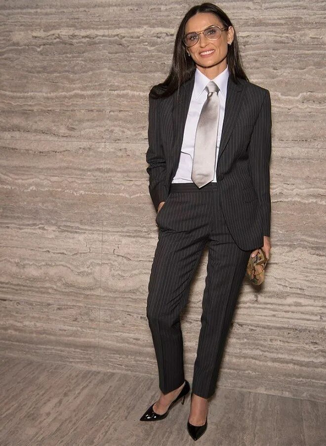 костюм брючный. деловой стиль одежды 2024. офисная одежда для девушек. девушка в костюме. деловой стиль.