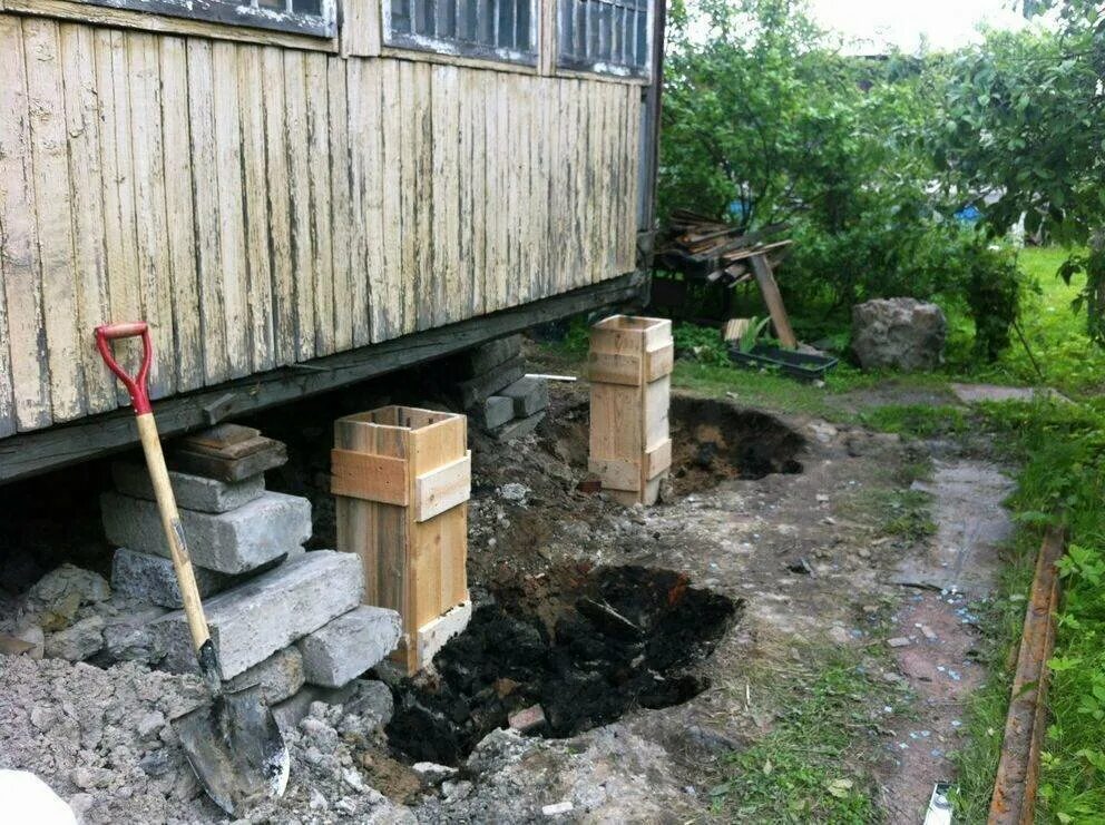 Постройка дома вокруг старого дома. Почему поднимают дом. Фундамент старых деревянных домов. Домкрат для подъема деревянного дома. Домкраты для венцов деревянного дома.