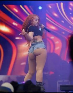 Ice spice shows ass on stage