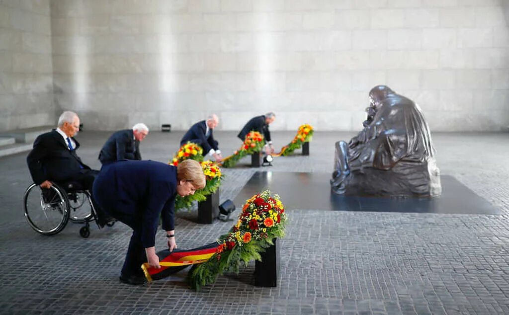 Германии траур. Мемориал жертвам войны в Берлине. Мемориал Холокоста в Берлине. Мемориал жертвам Холокоста в Берлине. Нойе Вахе Берлин.