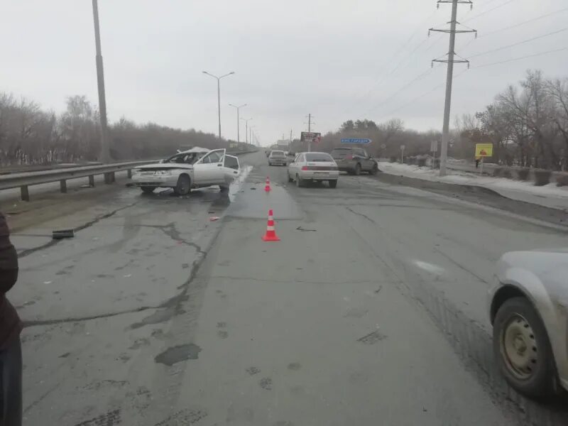 Дтп оренбург на нежинском шоссе 05. Оренбург автокатастрофа. Дтп на нежинском шоссе оренбург. Плохие дороги в оренбурге. Дтп на нежинском шоссе сегодня.
