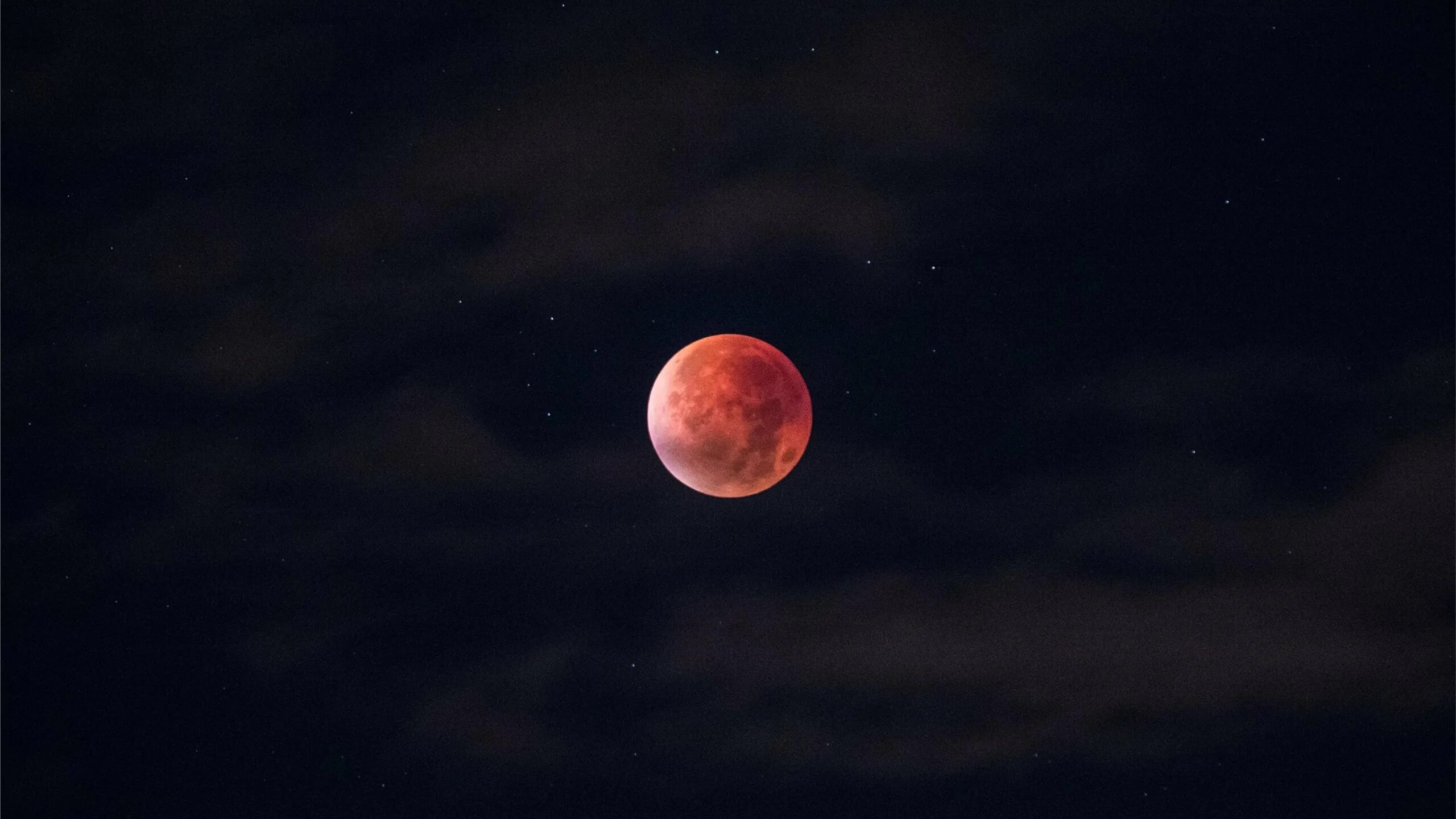 4 красные луны. Полнолуние суперлуние, Кровавая Луна. Кровавая Луна затмение. Лунное затмение красная Луна. Лунное затмение фото из космоса.