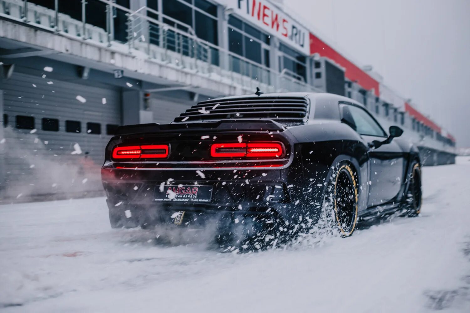 Dodge Challenger дрифт. Додж Челленджер бернаут. Додж Челленджер дрифтит. Додж Челленджер зима.