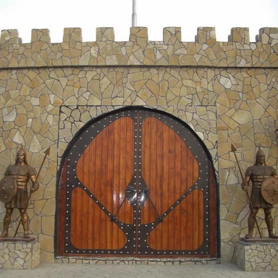 Средневековая таможня ворота ЧЪЫРАМАД. Ворота в Гюмри. Ворота замка. Сказочные ворота с замком.