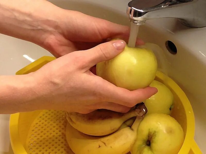 Мытье фруктов. Мытье овощей. Мытые фрукты. Мытье яблок. Как правильно мыть фрукты