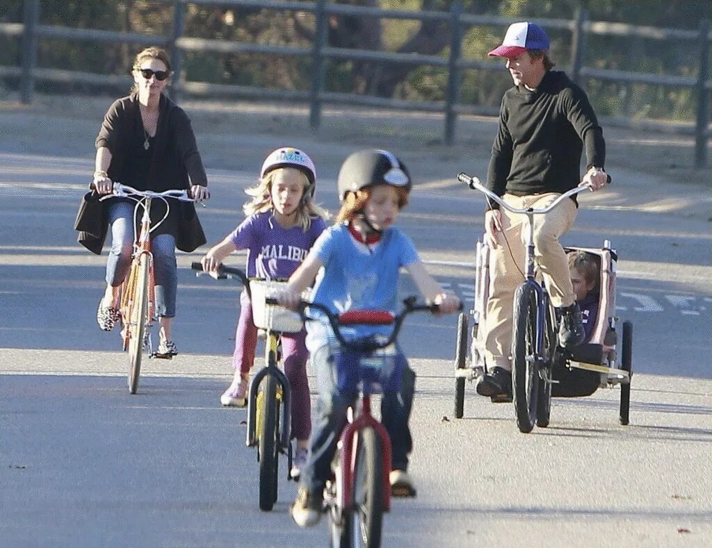 После катания на велосипеде болит. Julia Roberts Family 2023.