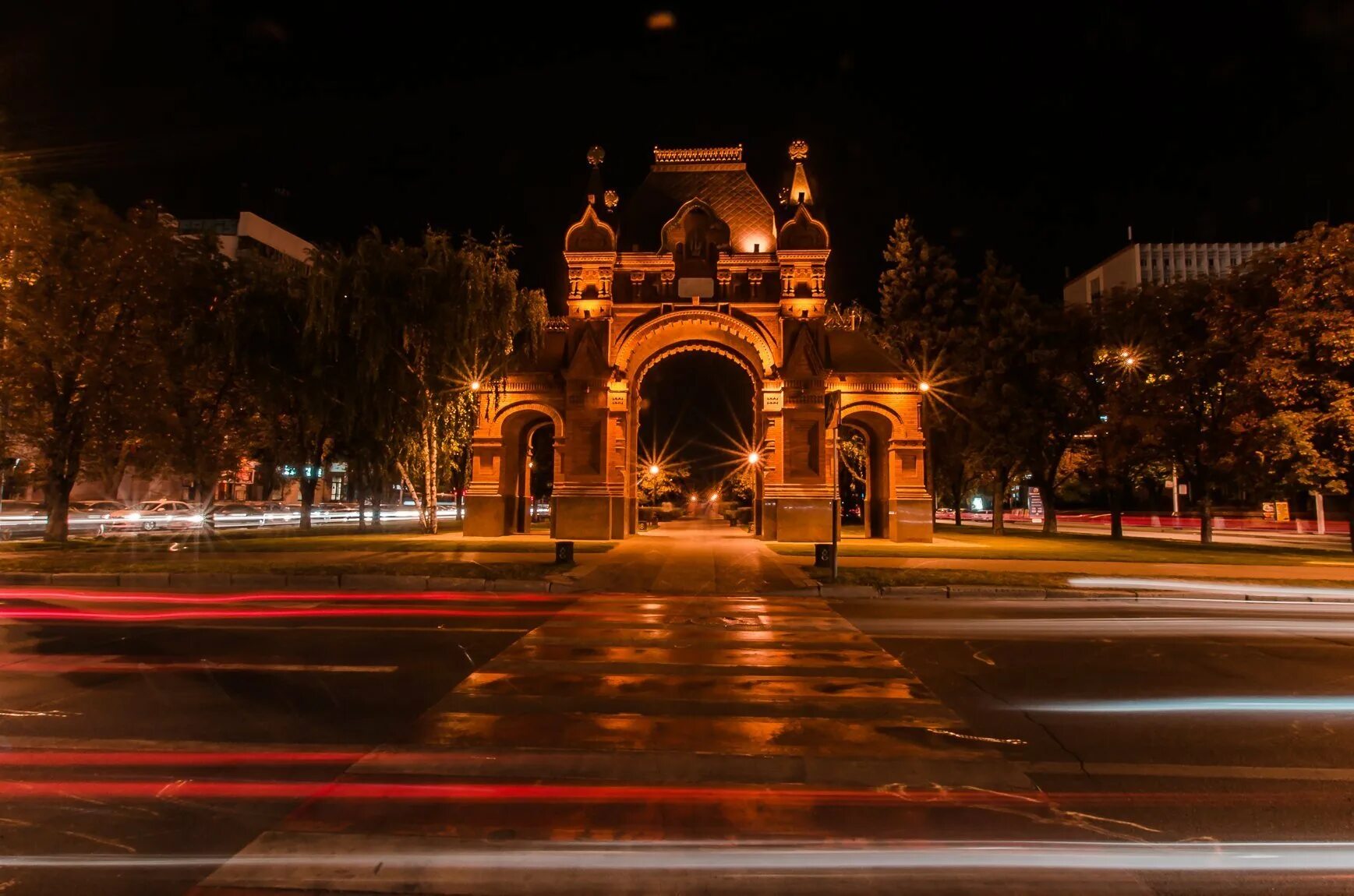 Краснодар вечером. Александровская Триумфальная арка в Краснодаре. Александровская Триумфальная арка (царские ворота), Краснодар. Александровский сквер Краснодар. Арка Краснодар улица красная.