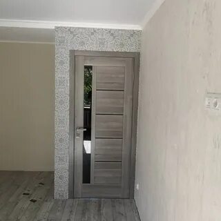 Светлый пол и двери какие обои