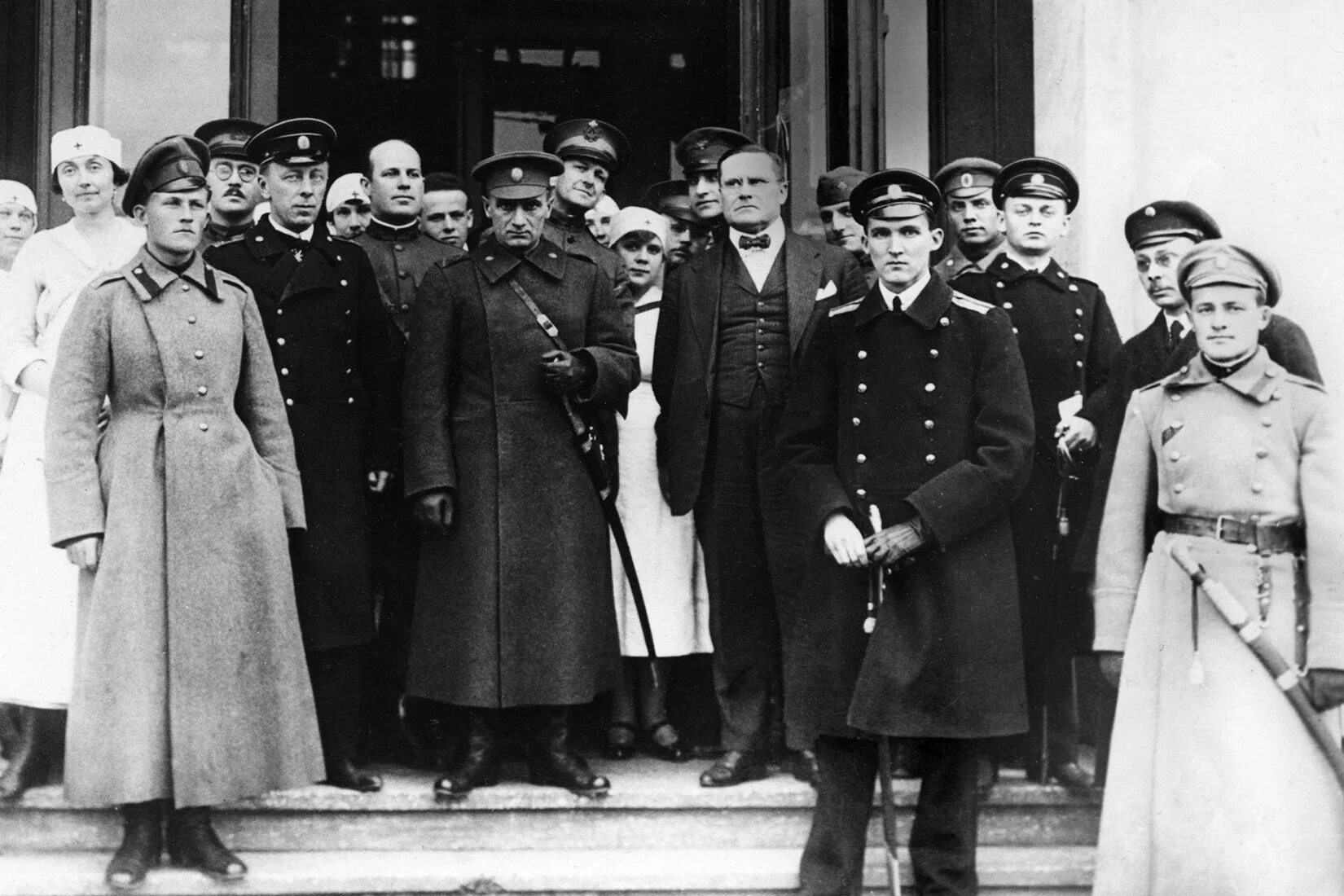 Свержение директории в омске. Адмирал колчак 1919. адмирал а.в. колчак 1918. колчак омск 1918. адмирал колчак в омске.