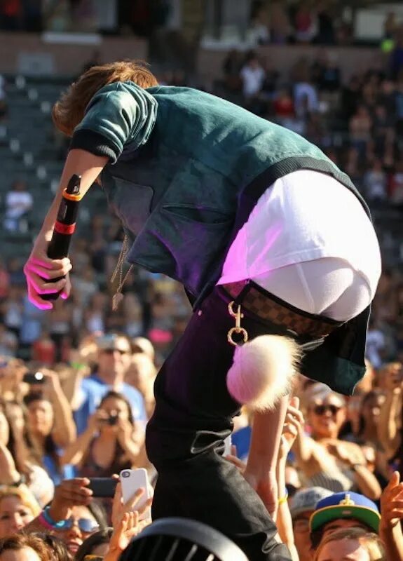 Flashing his. Justin Bieber June 28 2012. Sagging buttocks.