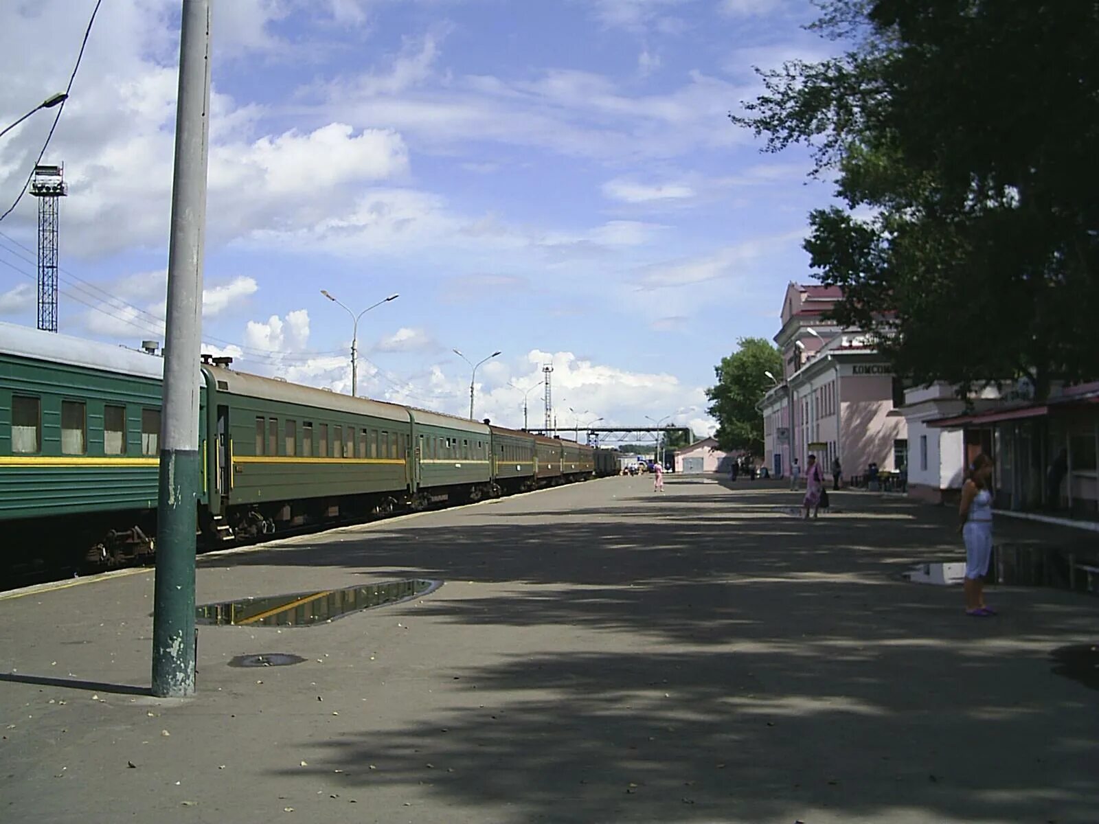 Комсомольск на амуре поездом сколько. Вокзал Комсомольск на Амуре. Железнодорожная станция Комсомольск-на-Амуре. Железнодорожный перрон Комсомольск-на-Амуре. Комсомольск на Амуре железная дорога.