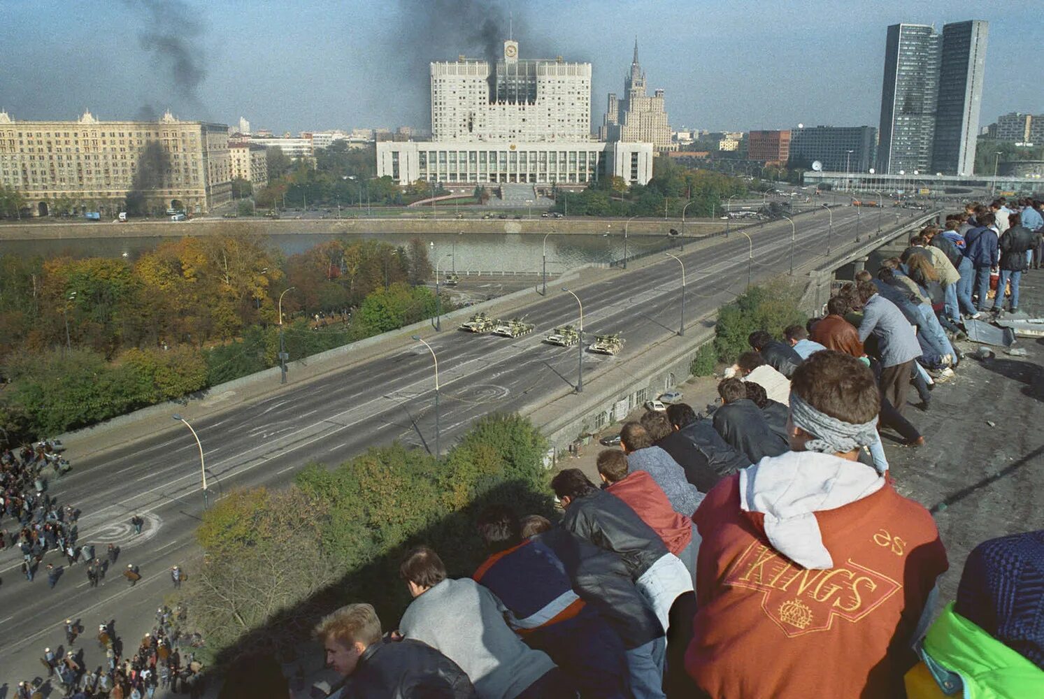 1994 год октябрь. Октябрьский путч 1993. Путч 1993 белый дом. Ельцин белый дом 1993. Черный октябрь 1993 штурм Останкино.