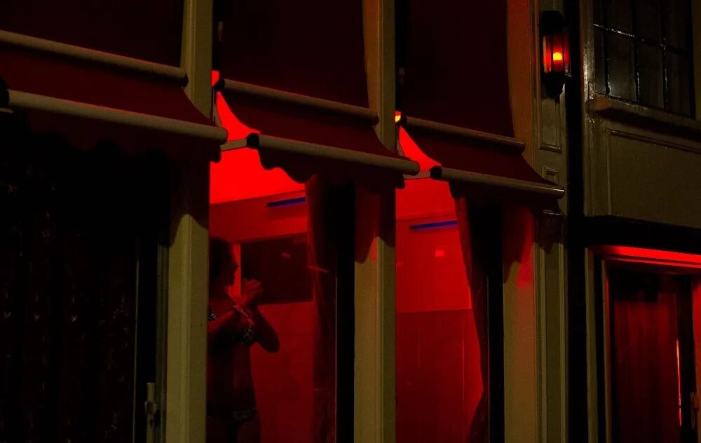 Мулен руж амстердам улица. Бульвар красных фонарей в амстердаме. Огонь красных фонарей. Огонь красных фонарей. Улицы красных фонарей в амстердаме 21+.