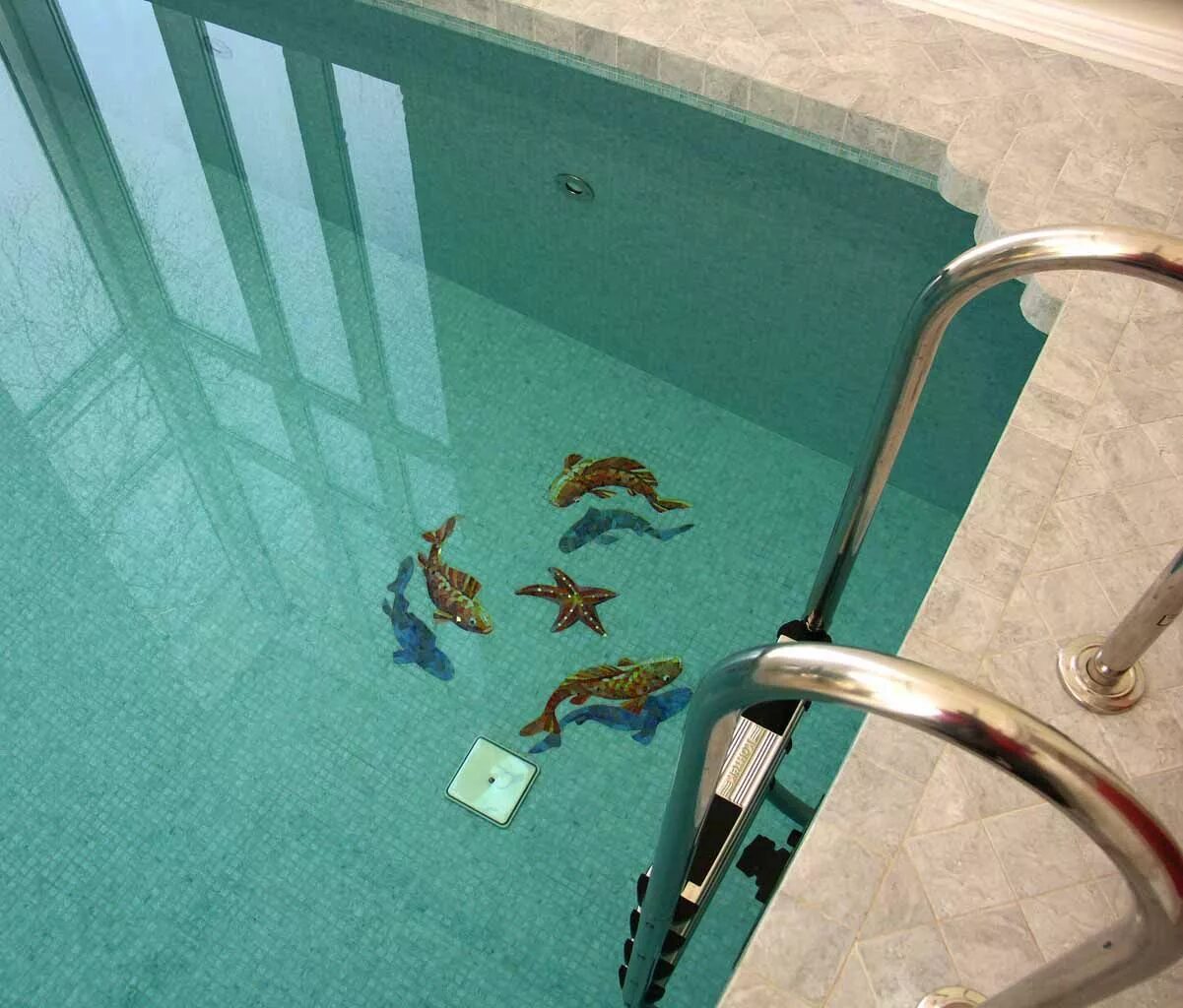Мозаика рыбки в бассейне. Узоры на дне бассейна. Орнамент на дне бассейна. Дно бассейна. Лежать на дне бассейна