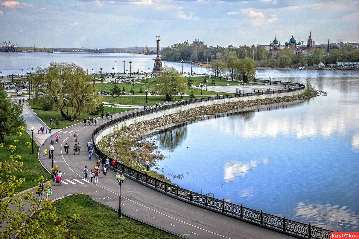 Где можно погулять в городе. Набережная реки Которосль в Ярославле. Стрелка Ярославль. Ярославль набережная Волги стрелка. Набережная Которосли Ярославль.