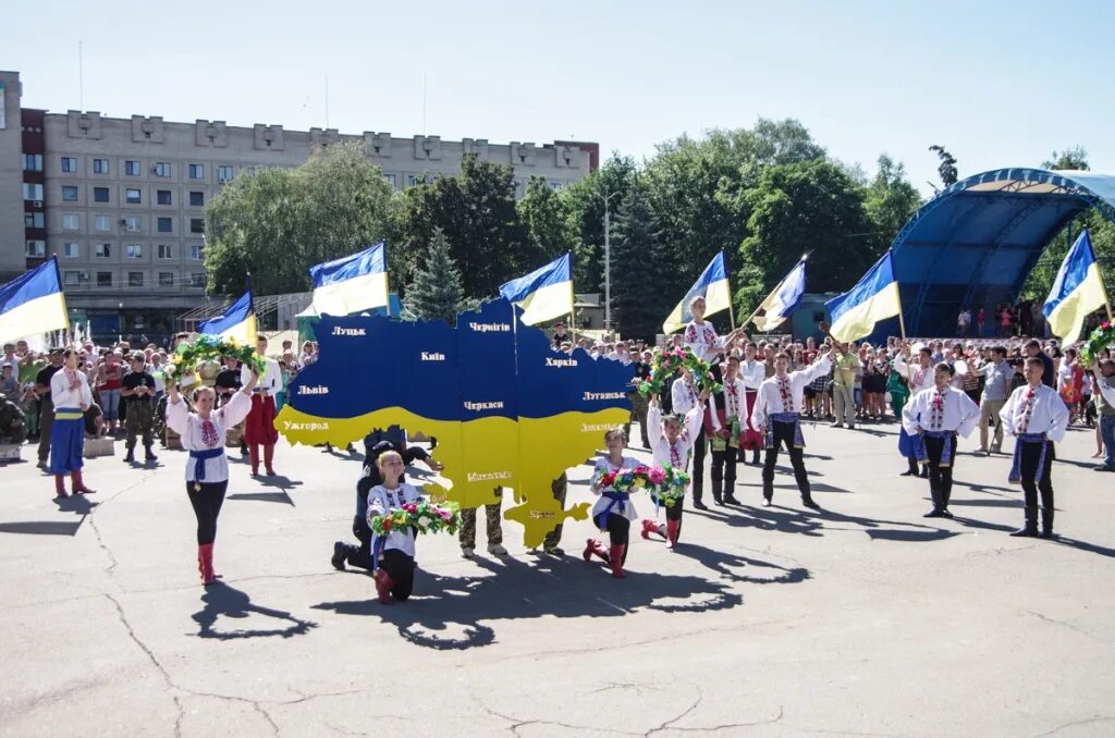 Славянск украина область. Центральная площадь города Славянск Донецкая область. Город Славянск Украина. Славянск Украина население. Славянск Донецкая область промышленность.