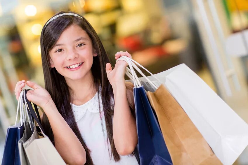 She went shopping. Дети с покупками. Дети шоппинг. Шоппинг подростки. Детская одежда шоппинг.