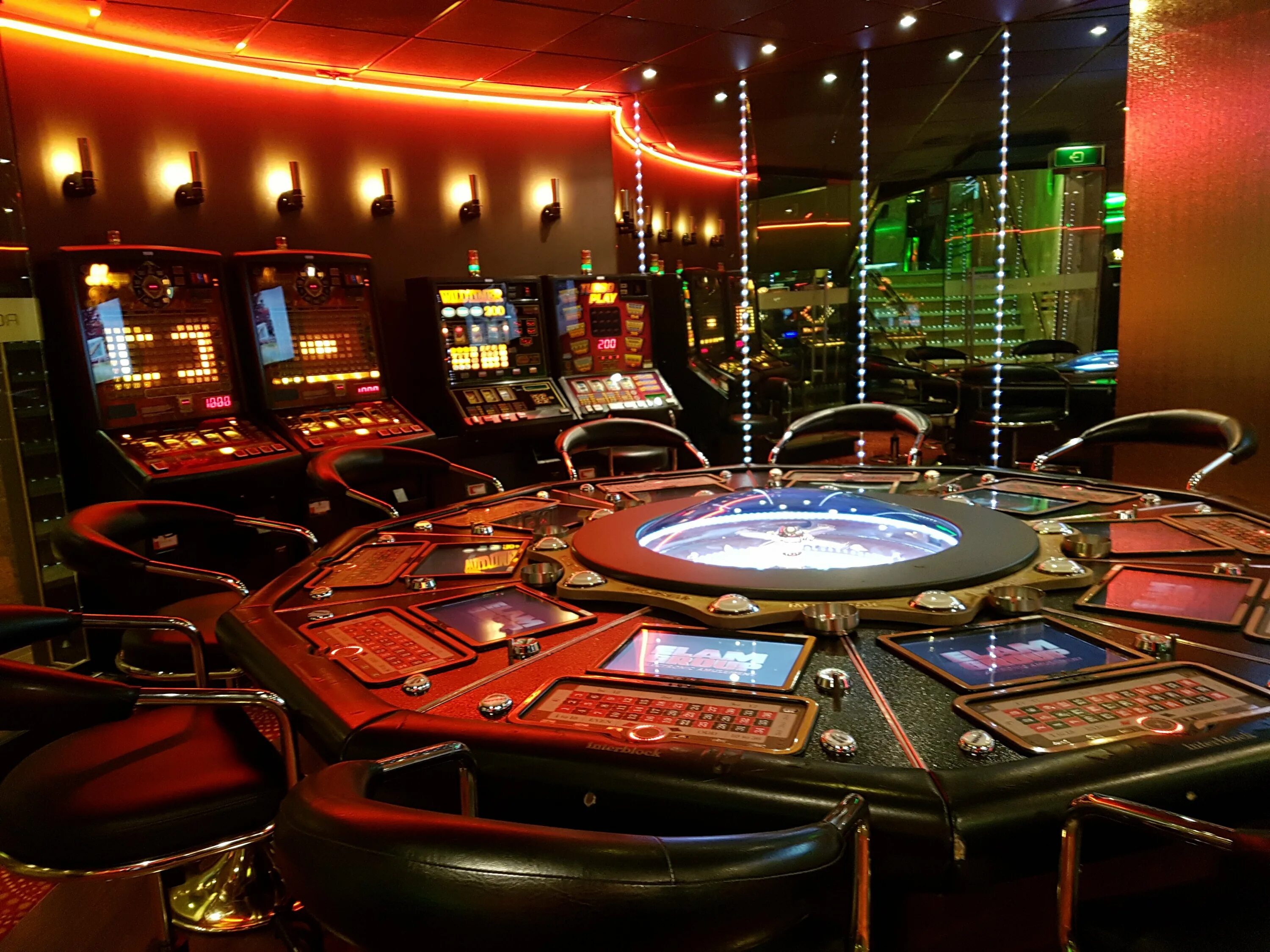 Dedi casino. Казино игровые автоматы IRMS/1488/59101. Красивое казино. Казино помещение. Казино внутри.