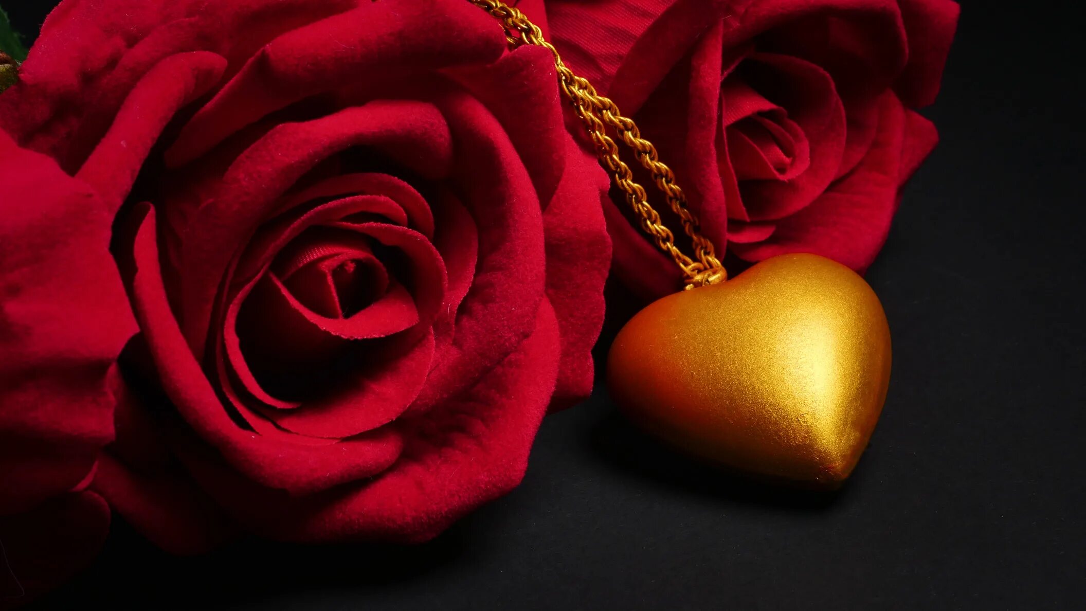 романтические цветы. романтическая розы. цветы романтика на коричневом фоне. романтический вечер. цветы и свечи.