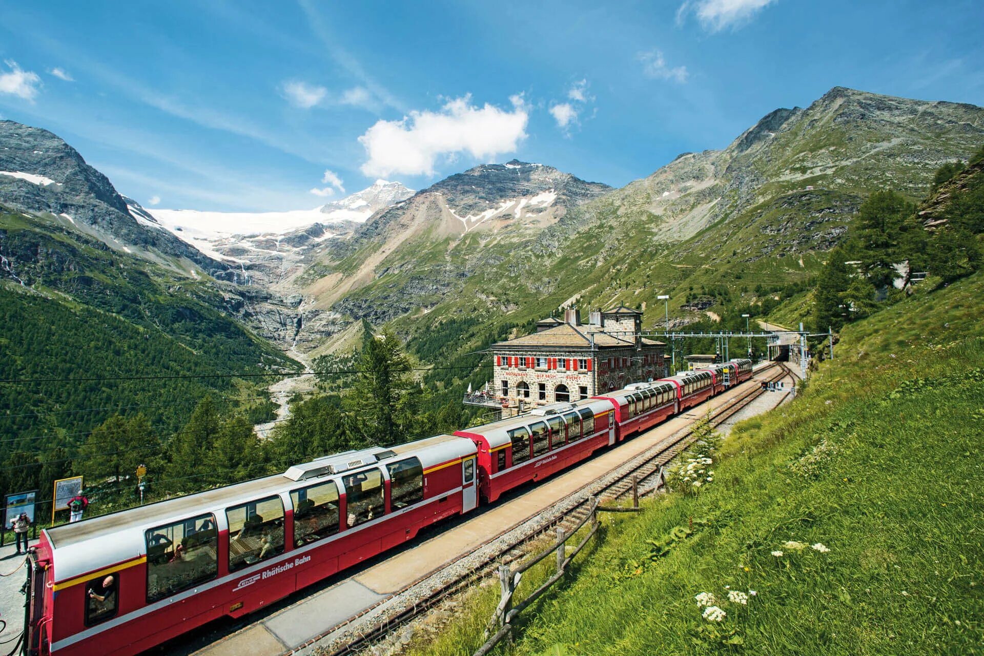 Альпийский экспресс Швейцария. Bernina Express Швейцария. Панорамный поезд Bernina Express. Бернина Альпы. Путешествие на туристическом поезде