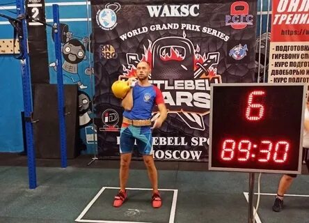 Спортсмен поднимает гирю массой 12 кг