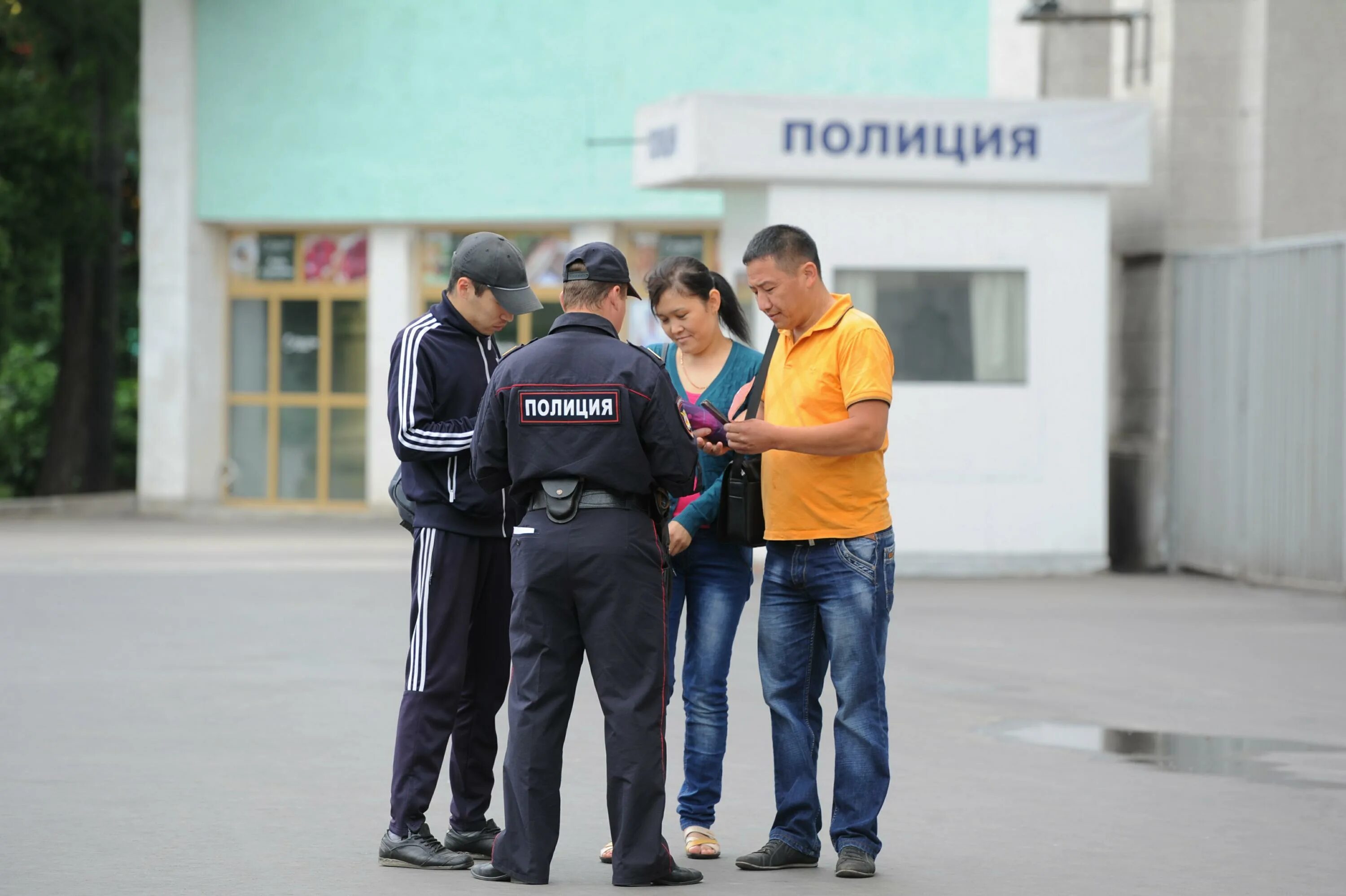 Рейды по таджикам. Рейд мигрант в Москве. Миграционная полиция. Мигранты и полиция. Преступность мигрантов.