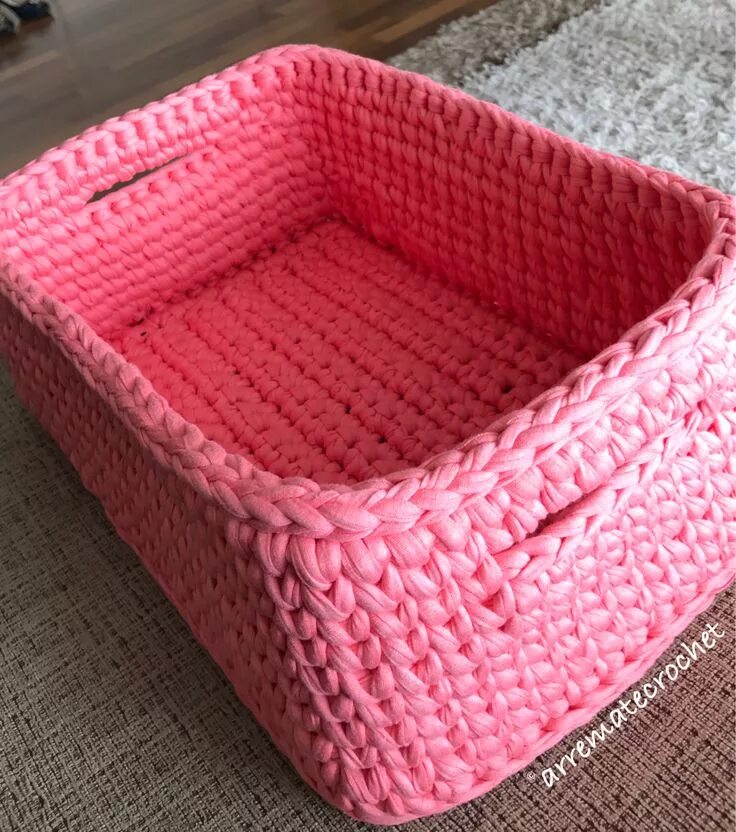 Квадратная корзинка крючком из трикотажной. Узоры для корзинок из трикотажной пряжи. Квадратная корзинка крючком из трикотажной. Вязаная корзинка прямоугольная. Корзинки из трикотажной пряжи крючком.